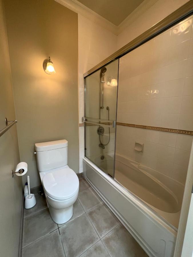 A Cozy Bedroom With A Private Washroom Close To Yvr Richmond Exterior foto